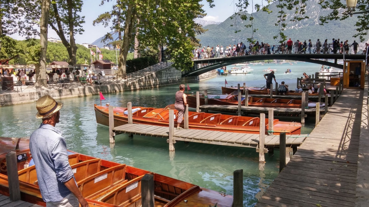 Vacances à Annecy : une visite guidée de la ville ou une croisière en bateau sur le lac ?